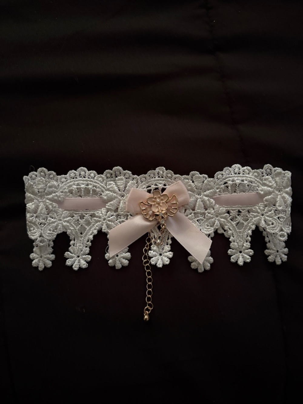 Hot Topic White Lace Hair Choker with Pink Bow and Gold Charm